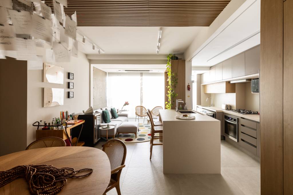 Arquiteta projeta o próprio apartamento e aposta em diferentes revestimentos. Projeto de Elisa Maretti. Na foto, cozinha e salas integradas.