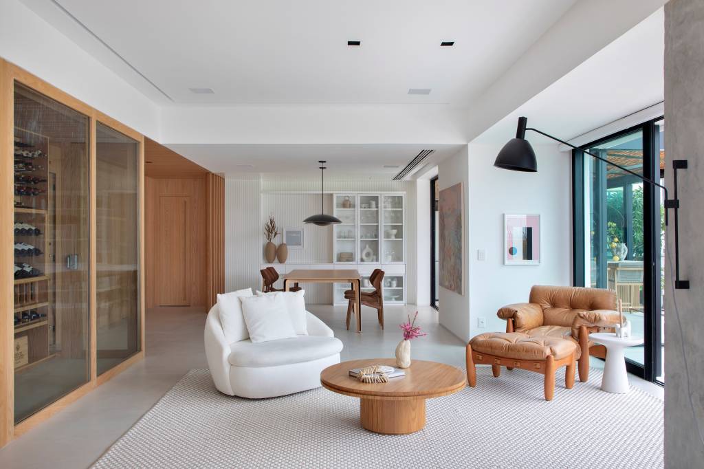 “Caixa” de madeira mimetizada esconde a porta de entrada deste apê