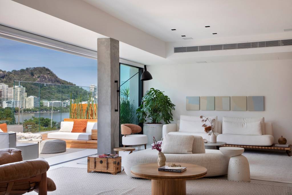 “Caixa” de madeira mimetizada esconde a porta de entrada deste apartamento e dá acesso à cozinha e ao lavabo. Projeto de Natalia Lemos Arquitetura.