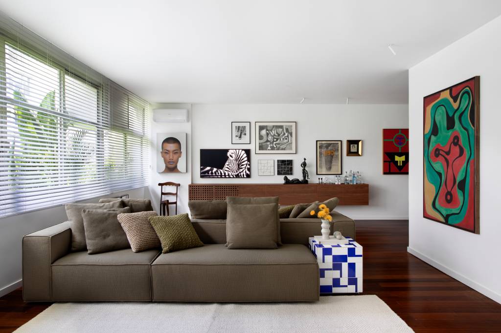 Coleção de arte dos moradores inspira projeto de apê de 225 m². Projeto de Fabiano Ravaglia. Na foto, sala de estar com peças de design.
