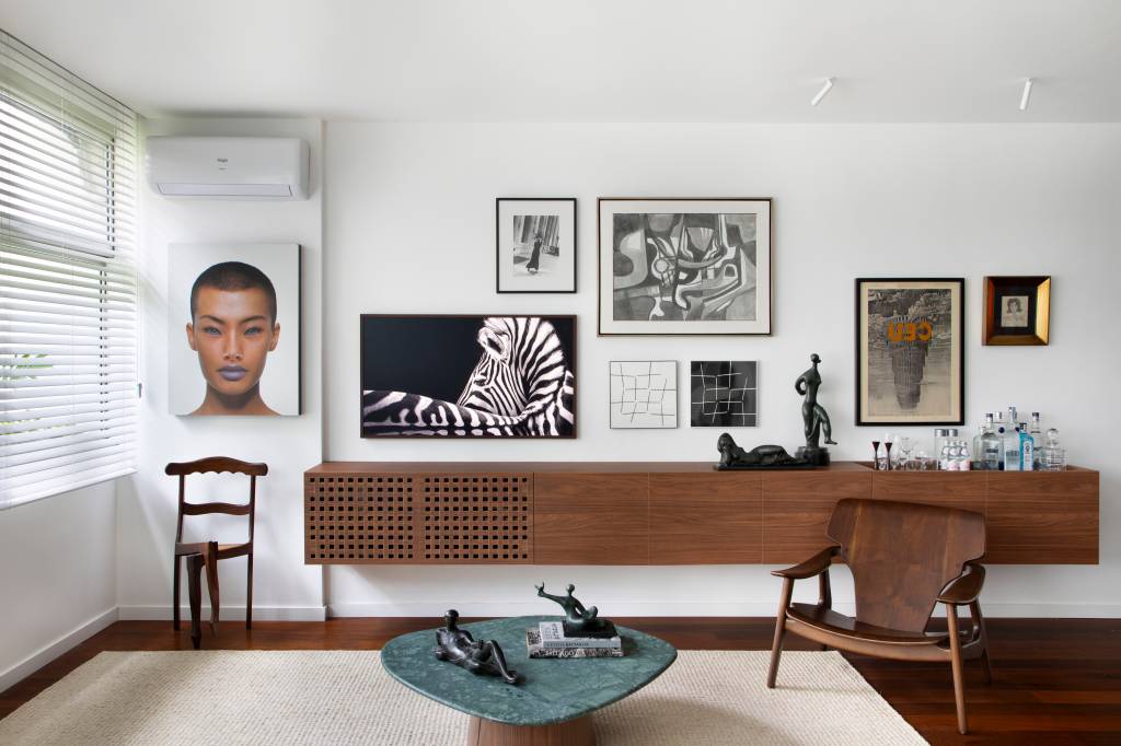 Coleção de arte dos moradores inspira projeto de apê de 225 m²