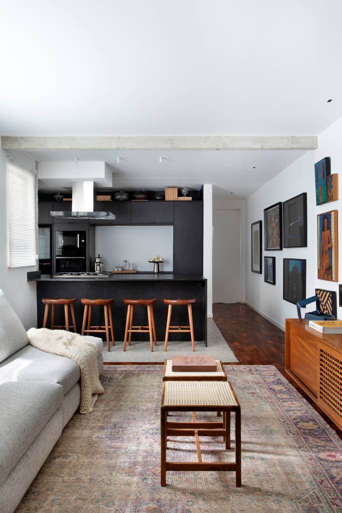 Coleção de arte dos moradores inspira projeto de apê de 225 m². Projeto de Fabiano Ravaglia. Na foto, sala de estar e cozinha integradas.