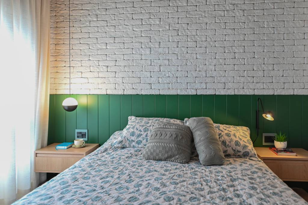 Dicas-para-incorporar-pendentes-na-decoração-11 Dicas para incorporar pendentes na decoração. Projeto de BMA Arquitetura. Na foto, quarto com cabeceira verde e luminária ao lado da cama.