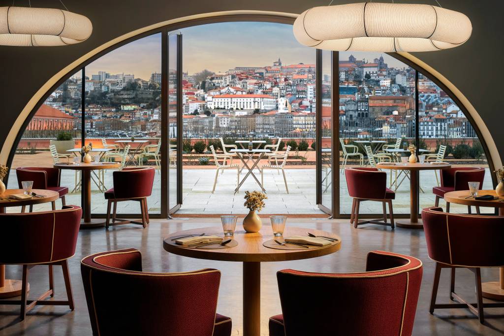 Hotel de luxo celebra a tradição do vinho do Porto. Na foto, restaurante com vista para a cidade.