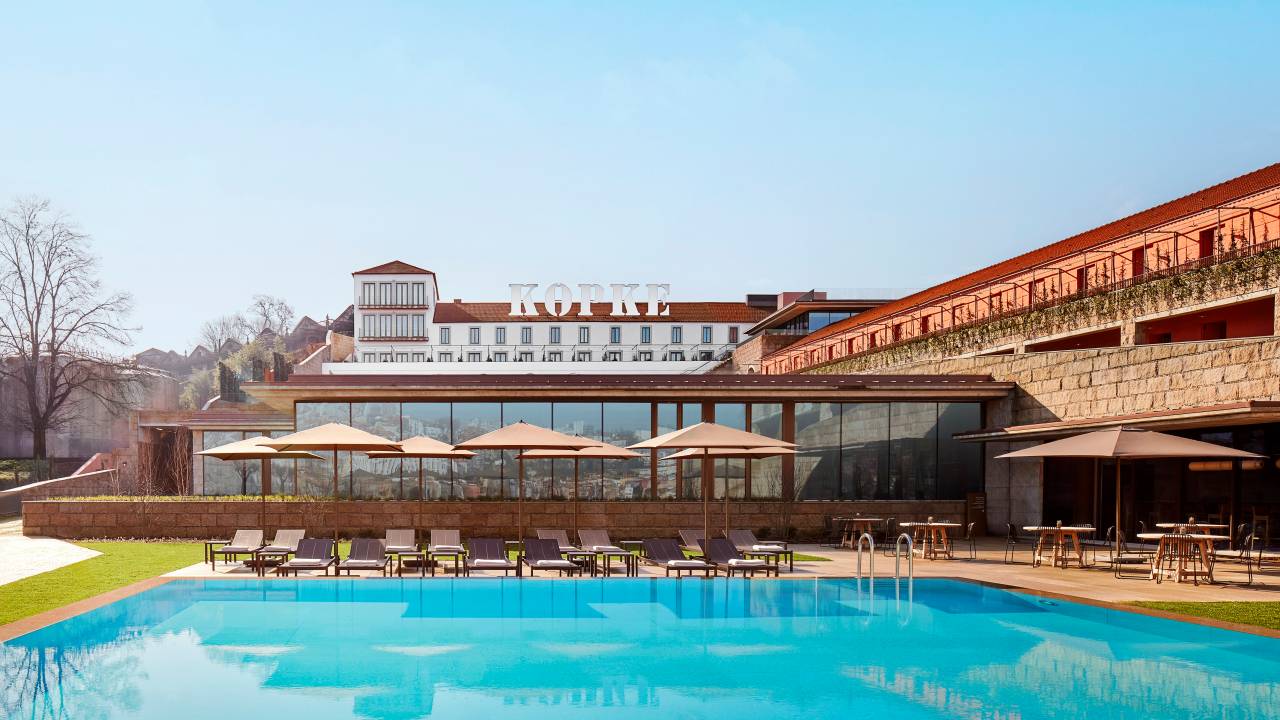 Hotel de luxo celebra a tradição do vinho do Porto. Na foto, área da piscina.