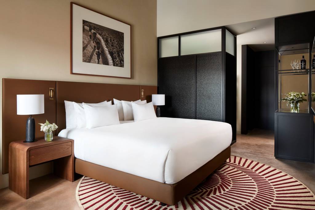 Hotel de luxo celebra a tradição do vinho do Porto. Na foto, quarto do hotel com tapete redondo.