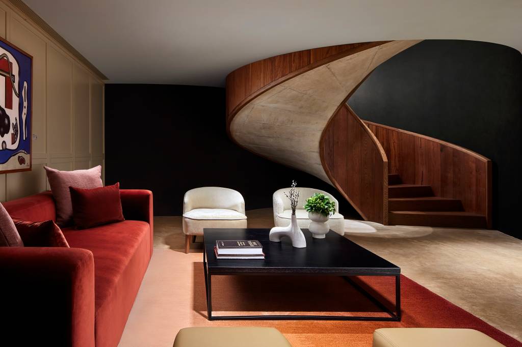 Hotel de luxo celebra a tradição do vinho do Porto. Na foto, espaço com detalhes coloridos.