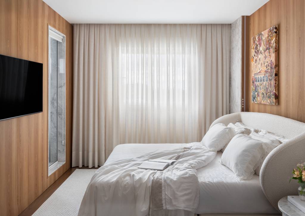 Lareira em mármore verde se destaca em apartamento de 170 m². Projeto de Natan Hostins Design. Na foto, suíte com cores neutras.