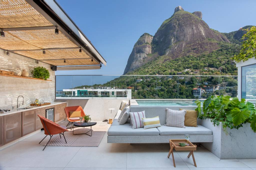 Madeira ripada marca presença na decoração desta cobertura duplex. Projeto de Studio 021 Arquitetura.