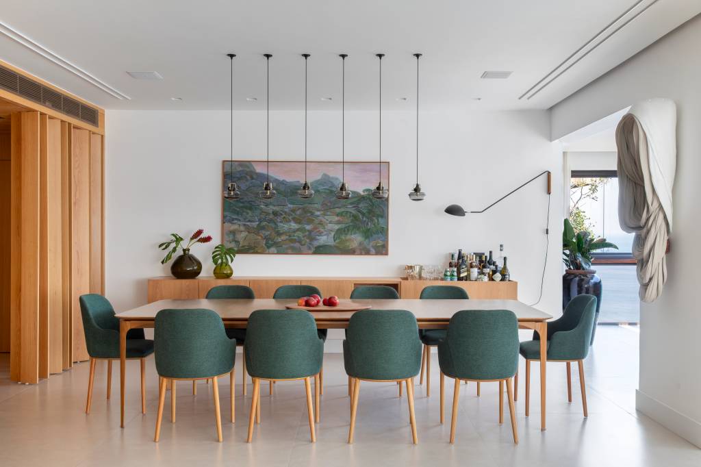 Madeira ripada marca presença na decoração desta cobertura duplex. Projeto de Studio 021 Arquitetura.
