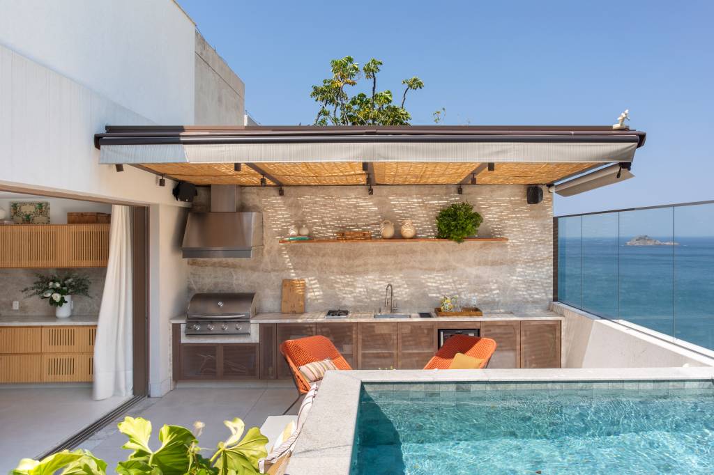 Madeira ripada marca presença na decoração desta cobertura duplex. Projeto de Studio 021 Arquitetura.