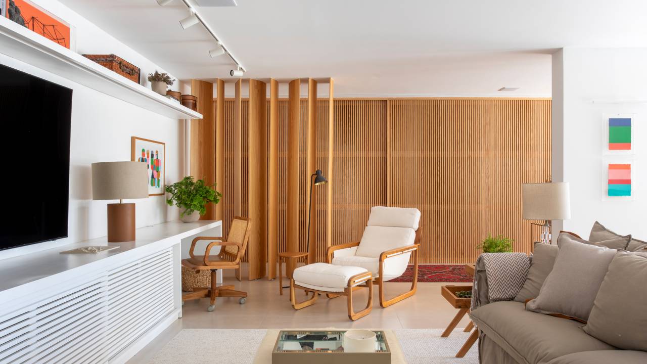 Madeira ripada marca presença na decoração desta cobertura duplex. Projeto de Studio 021 Arquitetura.