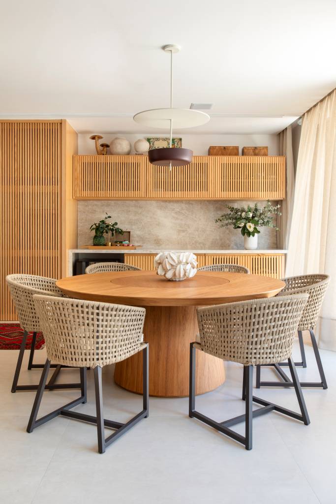 Madeira ripada marca presença na decoração desta cobertura duplex. Projeto de Studio 021 Arquitetura.