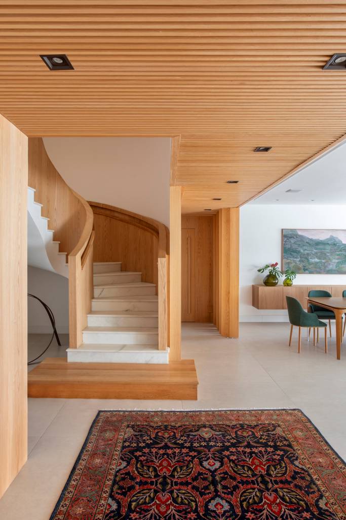 Madeira ripada marca presença na decoração desta cobertura duplex. Projeto de Studio 021 Arquitetura.