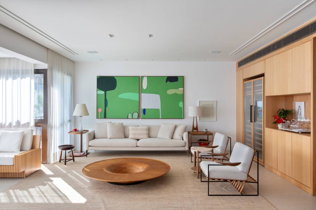 Madeira ripada marca presença na decoração desta cobertura duplex. Projeto de Studio 021 Arquitetura.