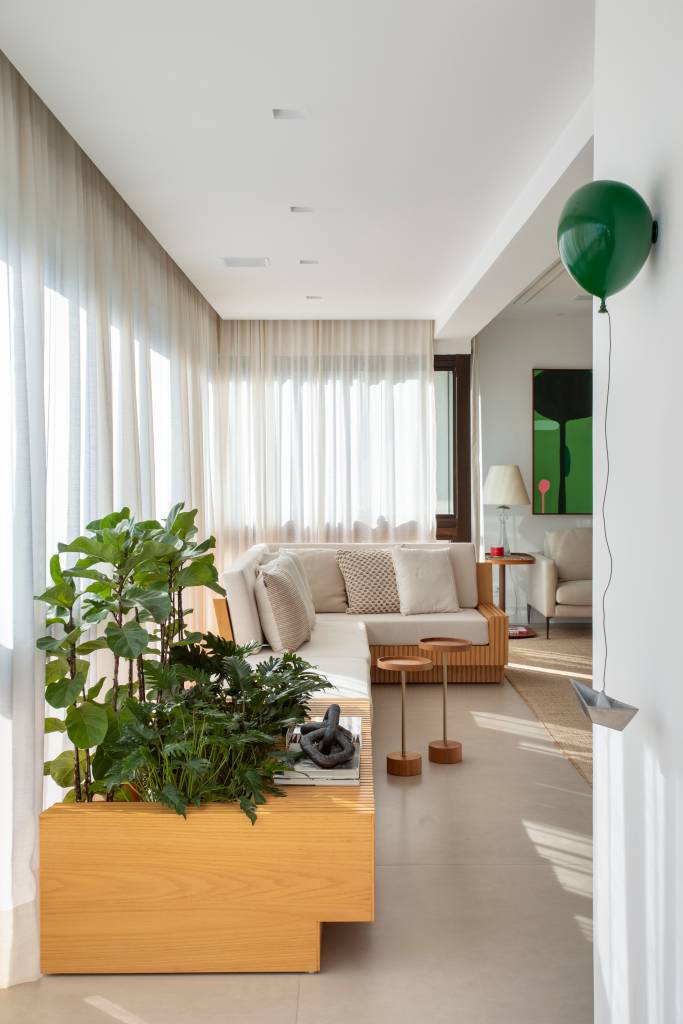 Madeira ripada marca presença na decoração desta cobertura duplex. Projeto de Studio 021 Arquitetura.
