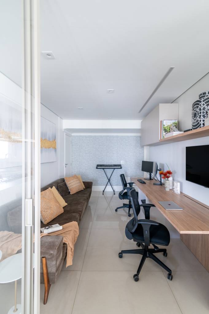 Portas de correr dividem cômodos e agregam independência neste apê de 240 m². Projeto de Isabella Nalon.