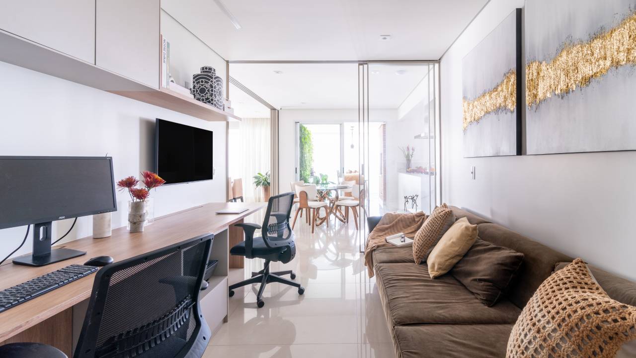Portas de correr dividem cômodos e agregam independência neste apê de 240 m². Projeto de Isabella Nalon.