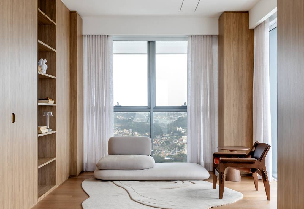 Sistema de caixas embutidas em painel de madeira é destaque neste apê. Projeto de Rauen Garbers Arquitetura.