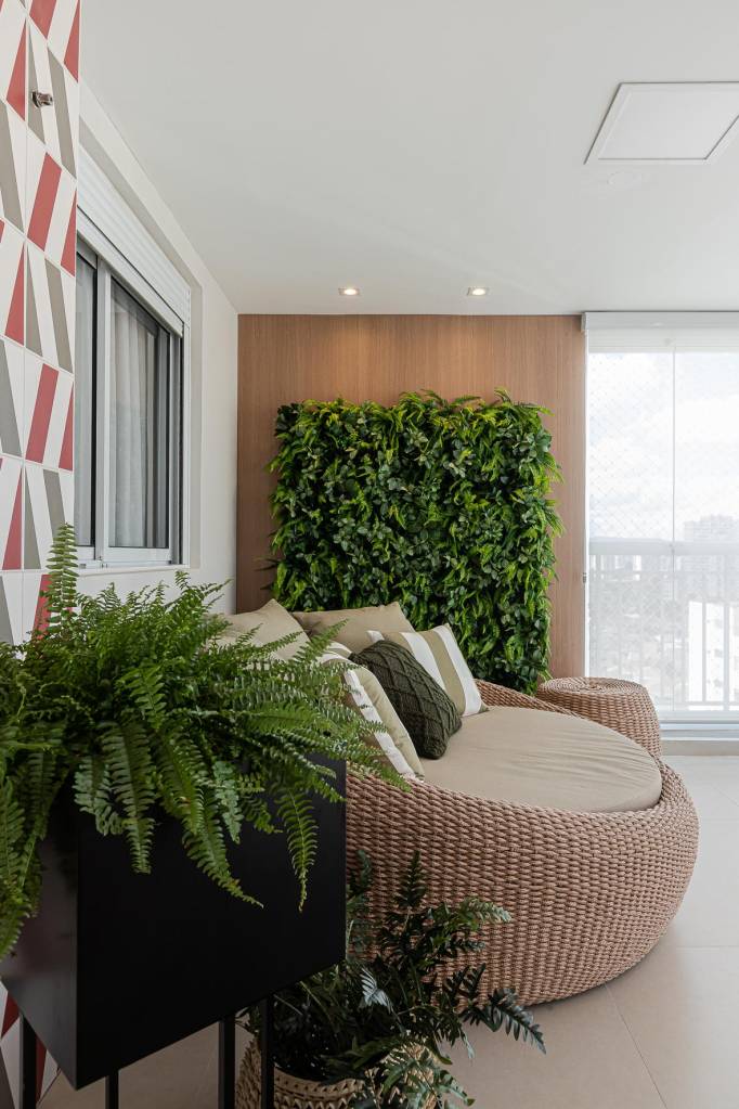 Soluções criativas e aconchego definem a reforma deste apê de 140 m². Projeto de RMV Interiores.