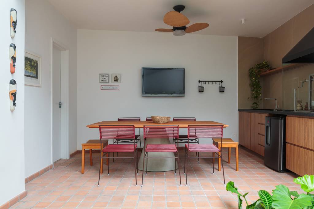 Antigo depósito vira área de churrasqueira nesta casa charmosa