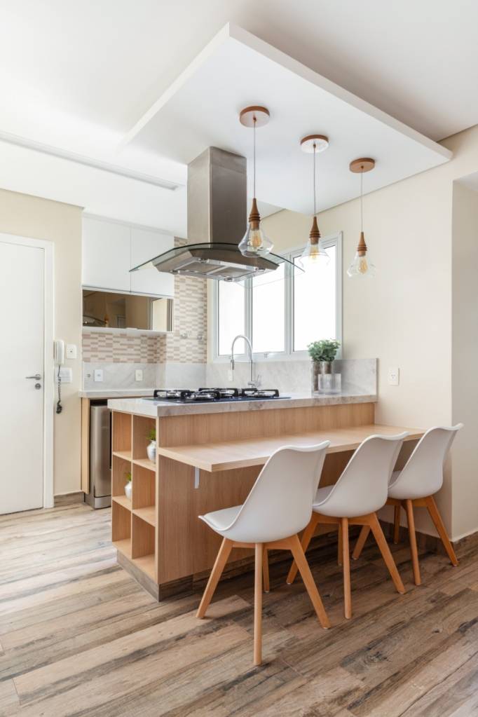 Apartamento de 173 m² tem lareira ecológica em mármore branco carrarinha. Projeto de RMV Interiores.