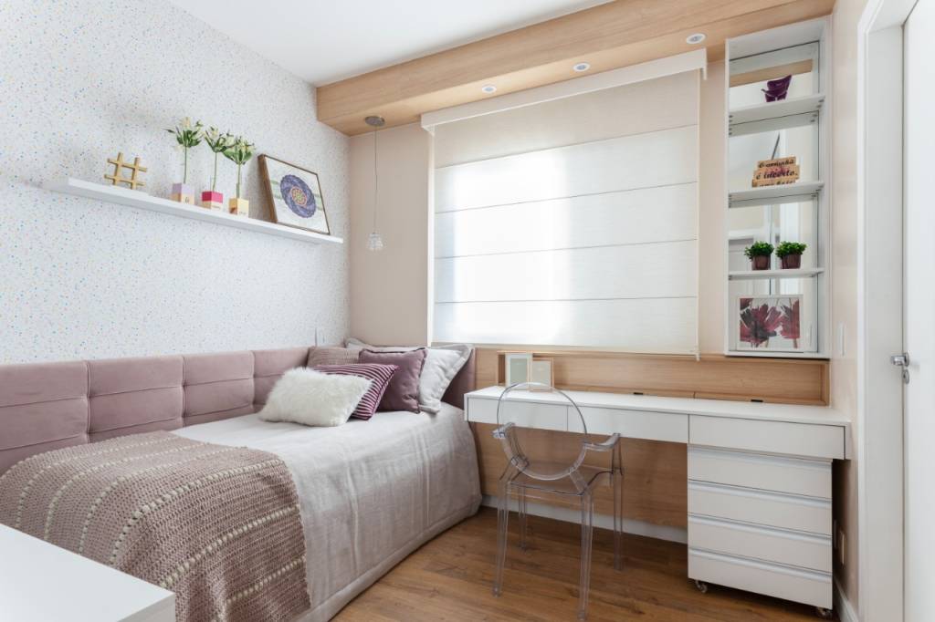 Apartamento de 173 m² tem lareira ecológica em mármore branco carrarinha. Projeto de RMV Interiores.