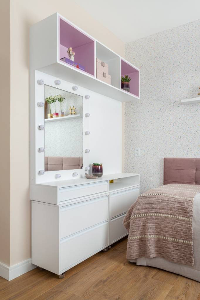 Apartamento de 173 m² tem lareira ecológica em mármore branco carrarinha. Projeto de RMV Interiores.