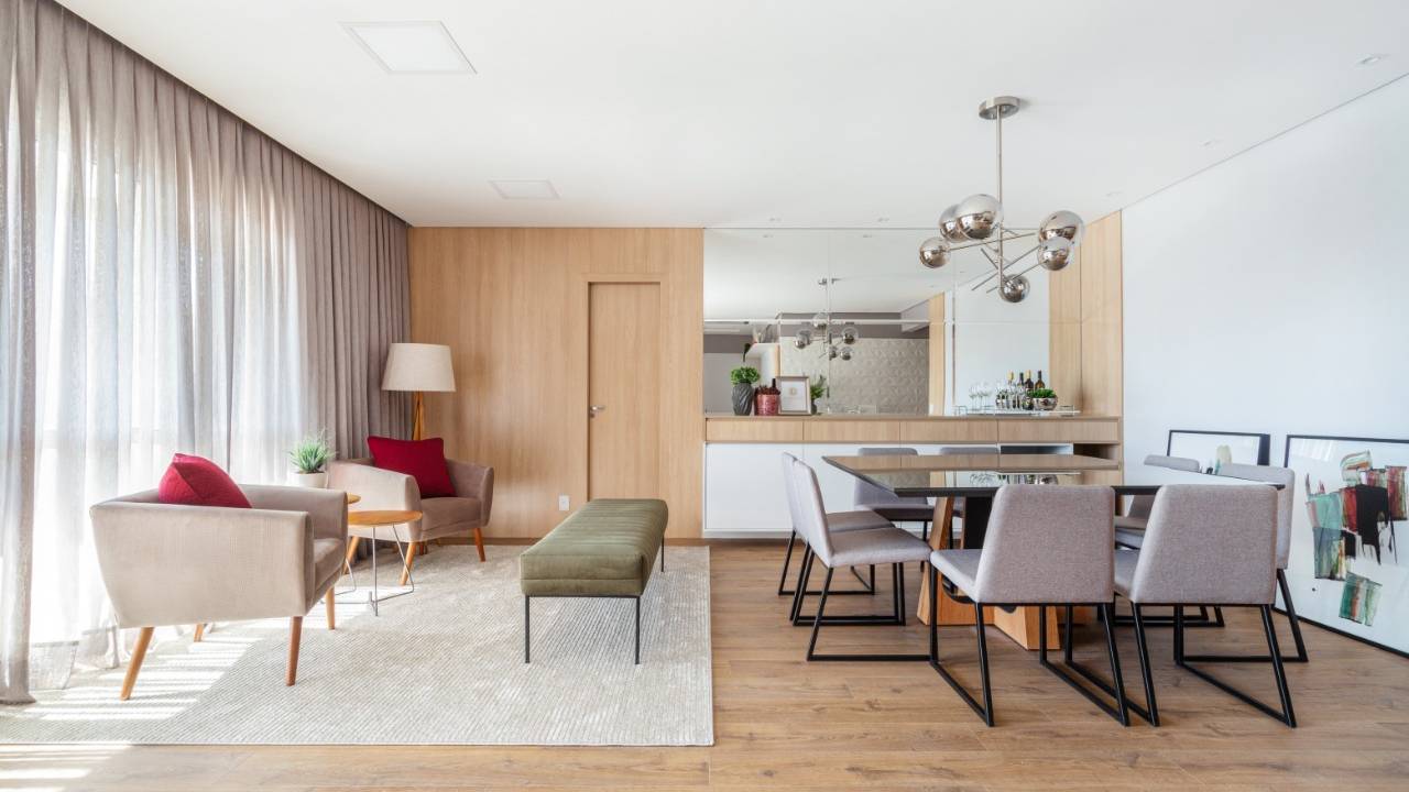 Apartamento de 173 m² tem lareira ecológica em mármore branco carrarinha. Projeto de RMV Interiores.