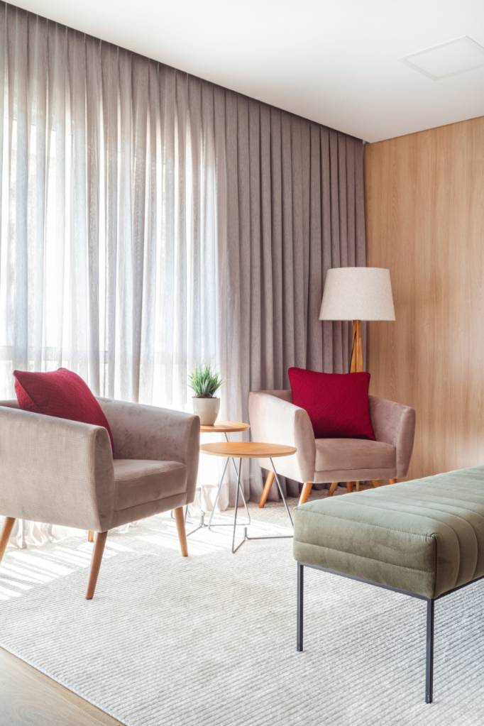 Apartamento de 173 m² tem lareira ecológica em mármore branco carrarinha. Projeto de RMV Interiores.