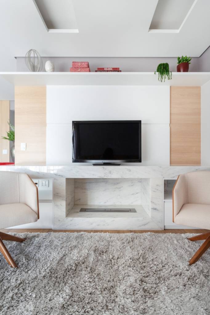 Apartamento de 173 m² tem lareira ecológica em mármore branco carrarinha. Projeto de RMV Interiores.