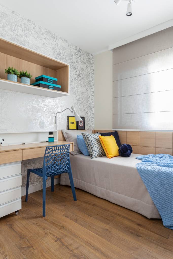 Apartamento de 173 m² tem lareira ecológica em mármore branco carrarinha. Projeto de RMV Interiores.