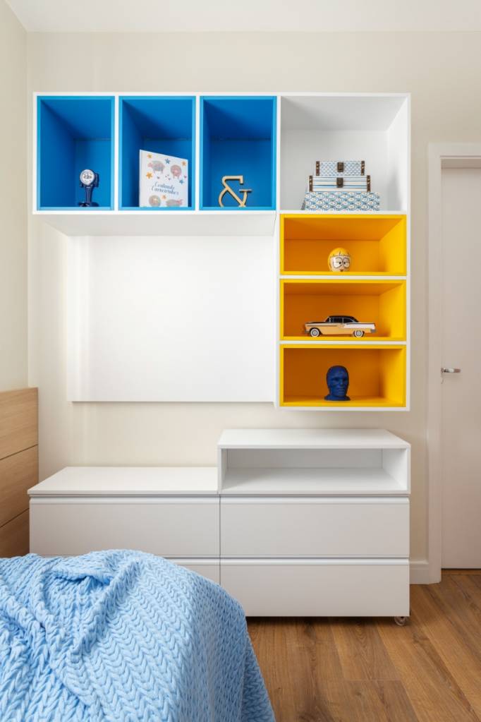 Apartamento de 173 m² tem lareira ecológica em mármore branco carrarinha. Projeto de RMV Interiores.