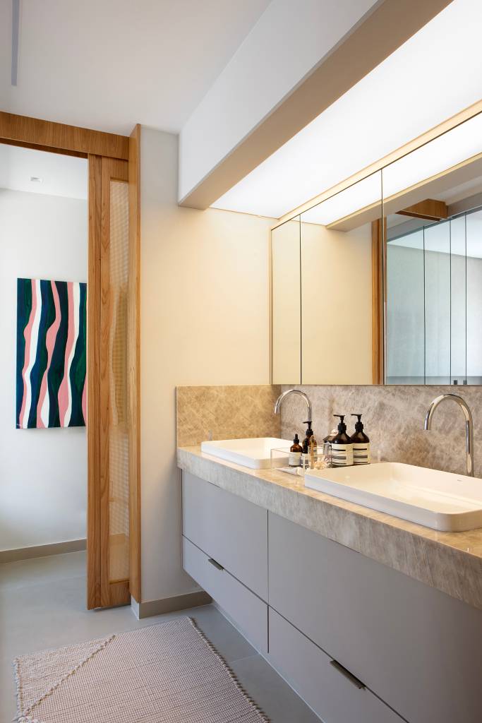 Apartamento de 300 m² tem churrasqueira na sala. Projeto de Beta Arquitetura.