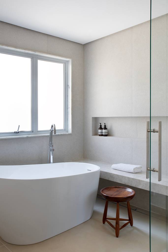 Apartamento de 300 m² tem churrasqueira na sala. Projeto de Beta Arquitetura.