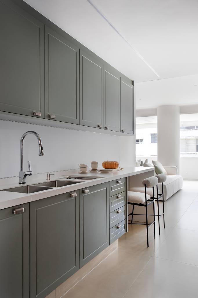 Apartamento de 300 m² tem churrasqueira na sala. Projeto de Beta Arquitetura.