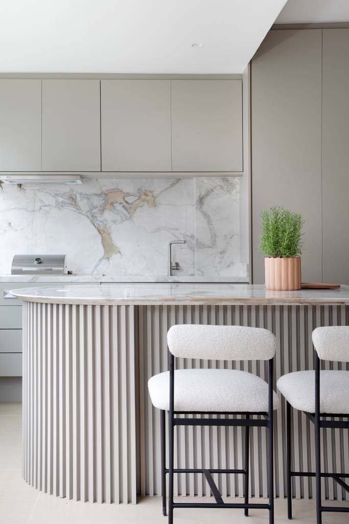 Apartamento de 300 m² tem churrasqueira na sala. Projeto de Beta Arquitetura.