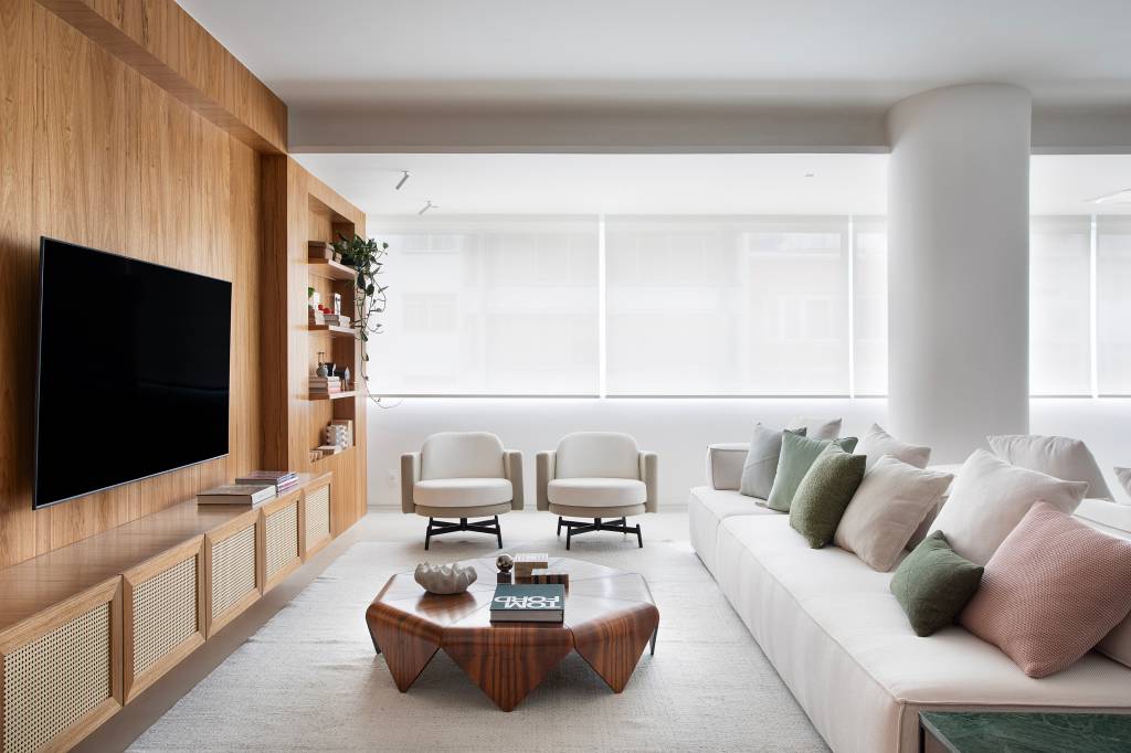 Apartamento de 300 m² tem churrasqueira na sala. Projeto de Beta Arquitetura.