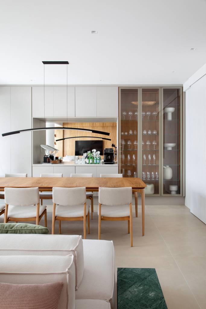 Apartamento de 300 m² tem churrasqueira na sala. Projeto de Beta Arquitetura.