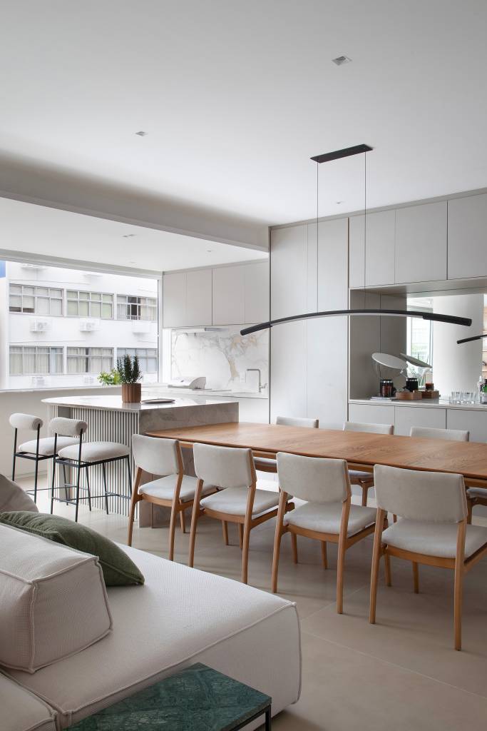 Apartamento de 300 m² tem churrasqueira na sala. Projeto de Beta Arquitetura.