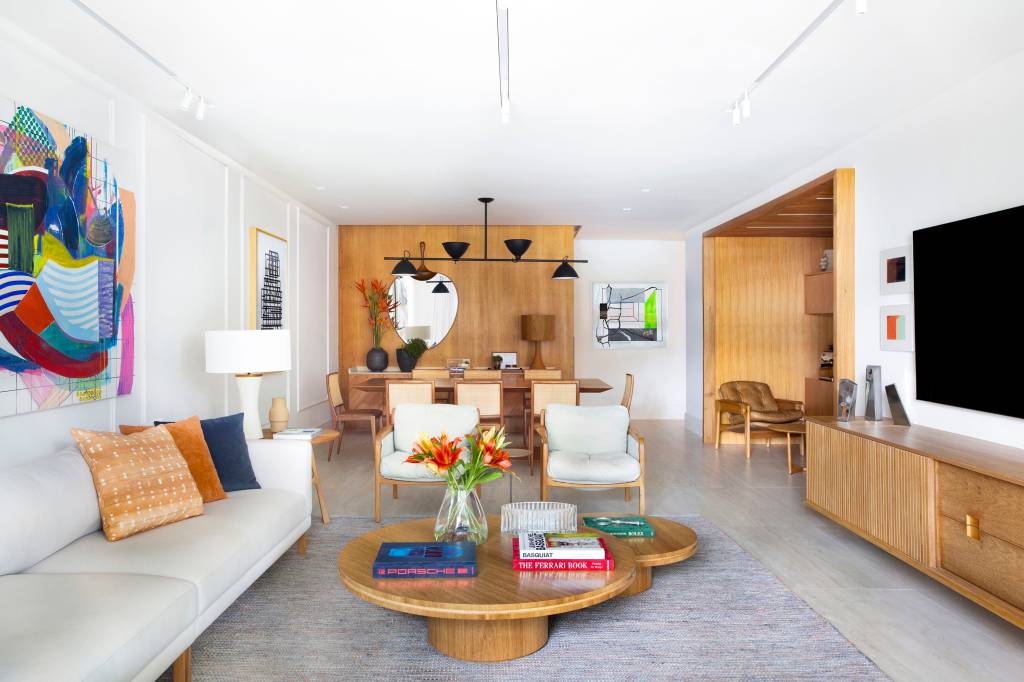 Apartamento ganha banheiro canadense e armários azuis com ar retrô na cozinha