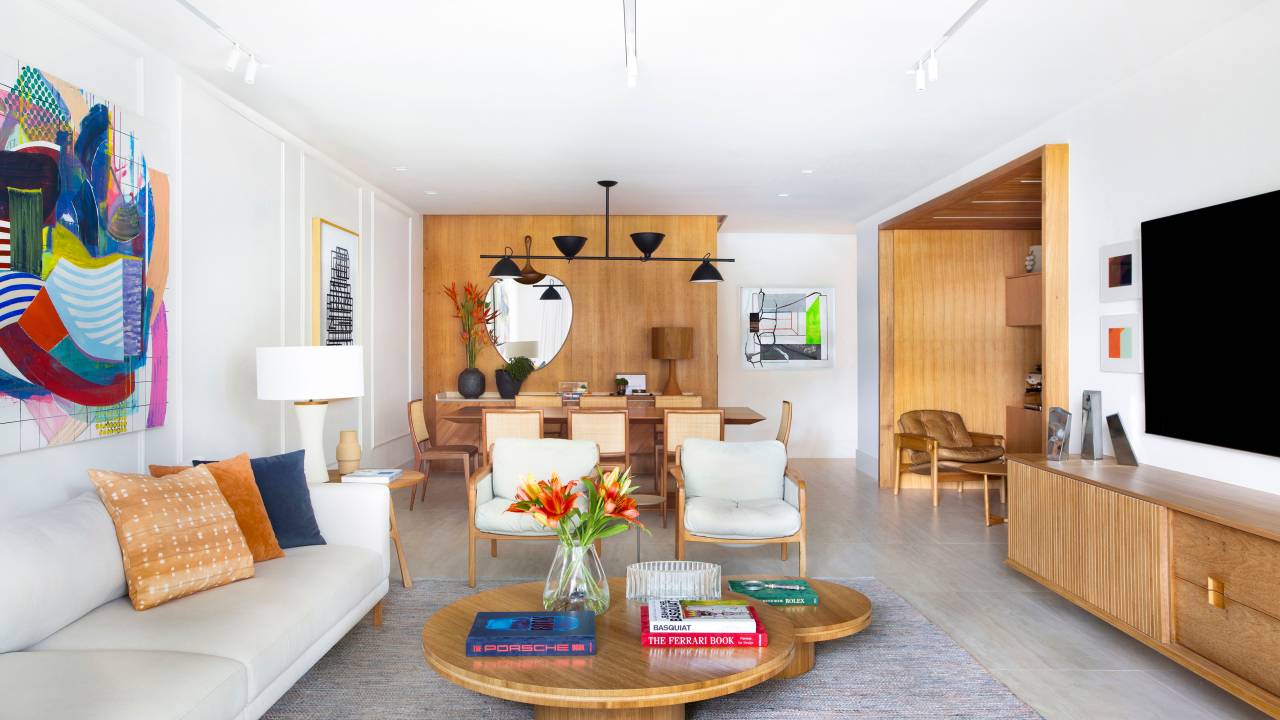 Apartamento ganha banheiro canadense e armários azuis com ar retrô na cozinha. Projeto de Bezamat Arquitetura.