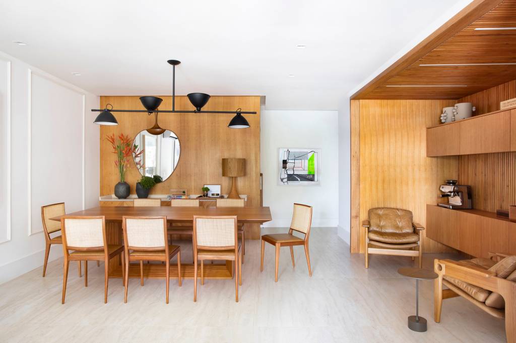 Apartamento ganha banheiro canadense e armários azuis com ar retrô na cozinha. Projeto de Bezamat Arquitetura.