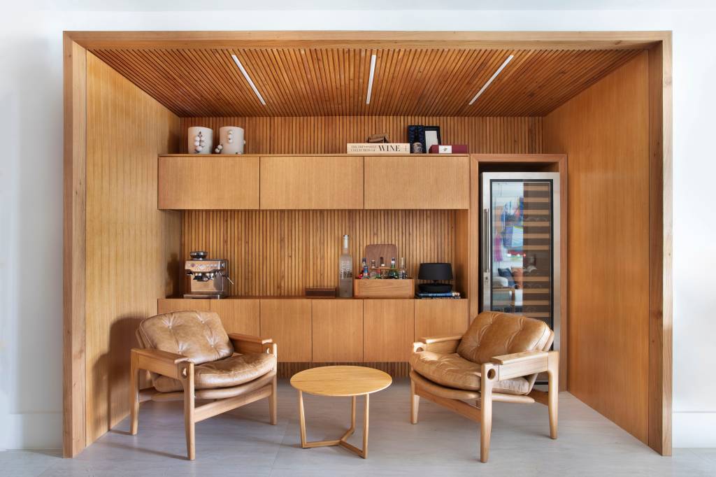 Apartamento ganha banheiro canadense e armários azuis com ar retrô na cozinha. Projeto de Bezamat Arquitetura.