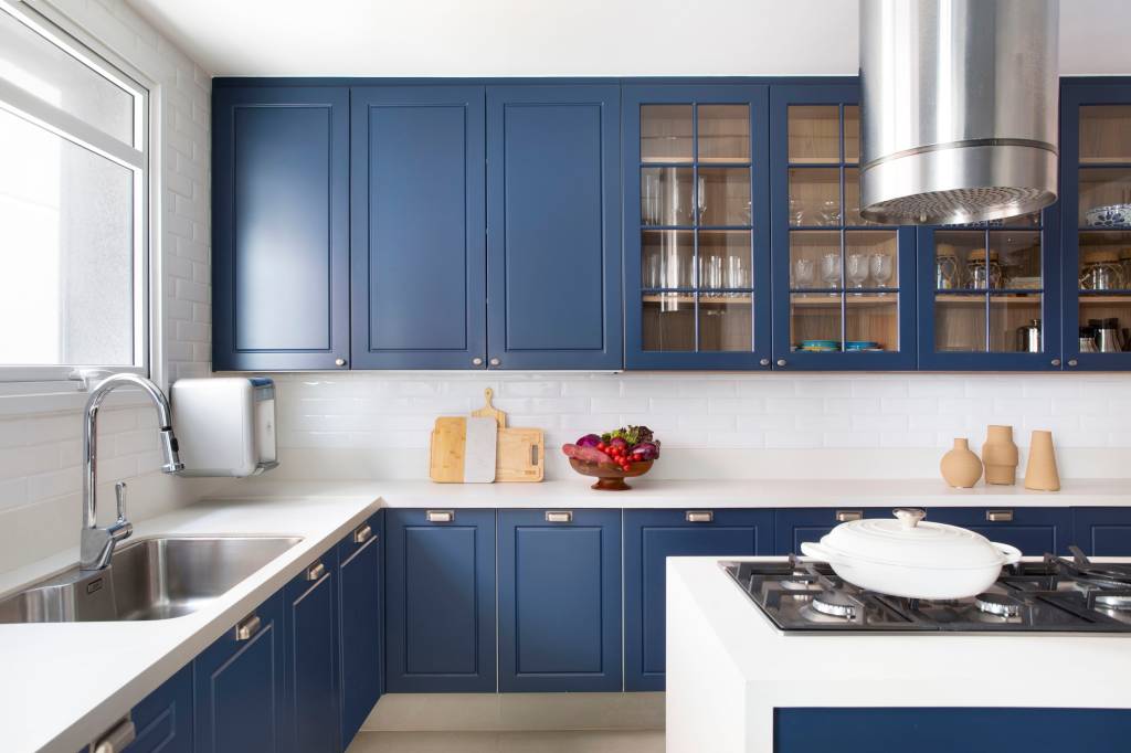 Apartamento ganha banheiro canadense e armários azuis com ar retrô na cozinha. Projeto de Bezamat Arquitetura.