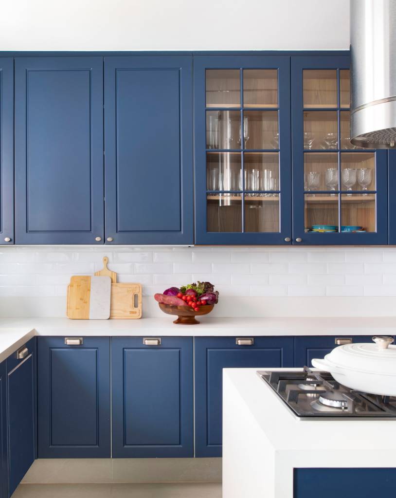 Apartamento ganha banheiro canadense e armários azuis com ar retrô na cozinha. Projeto de Bezamat Arquitetura.