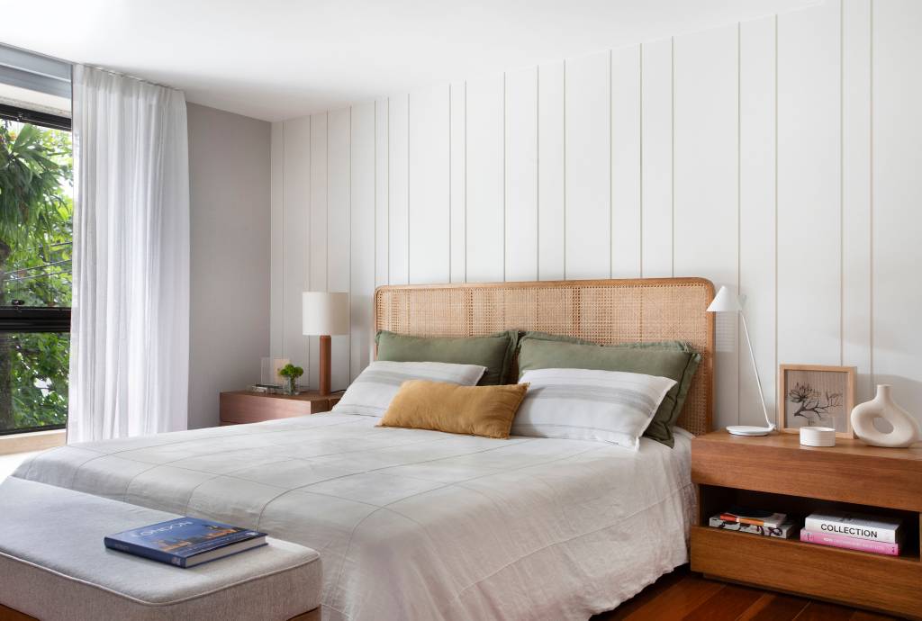 Apartamento ganha banheiro canadense e armários azuis com ar retrô na cozinha. Projeto de Bezamat Arquitetura.