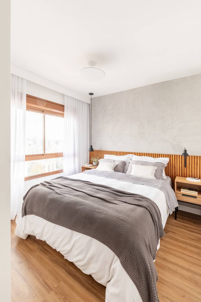 Apartamento integrado tem banco de concreto com futon na varanda. Projeto de Conectarq.
