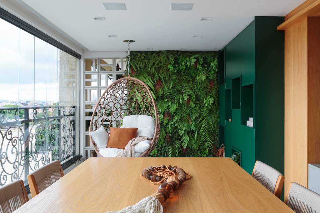 Banheiro integrado de suíte tem vidro tecnológico que fica opaco com um toque