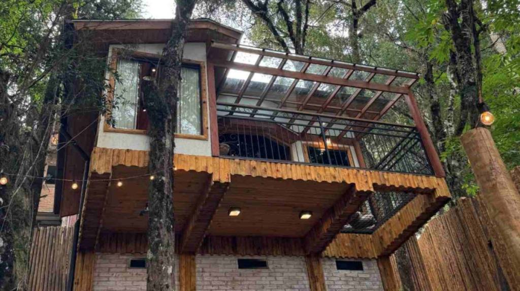 Cabana suspensa compacta é executada em Light Steel Frame